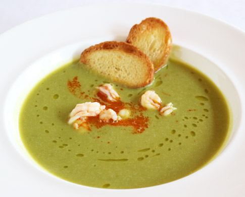 Crema di piselli con gamberi saltati
