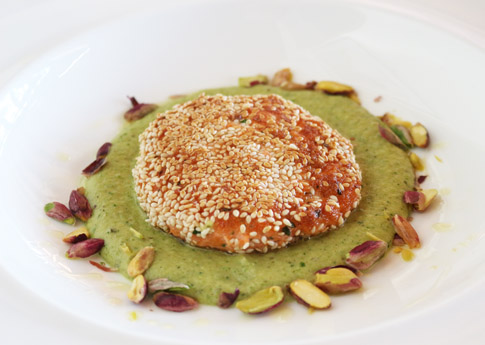 Hamburger di salmone su crema di zucchine