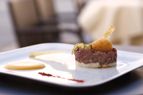 Tartare di Bruno Alpina del Carso, pane morbido alle erbe, tuorlo croccante liquido e lime