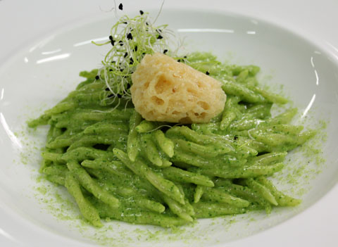 Trofie al pesto di rucola e mascarpone con amaretti di parmigiano