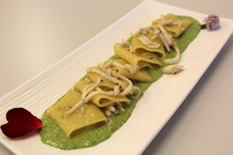Paccheri con calamari su crema di luppolo selvatico