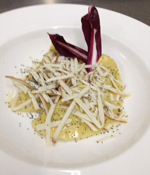 Panzerotti caserecci ricotta e spinaci al burro, salvia e semi di papavero