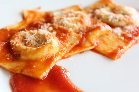Ravioli ricotta e spinaci al pomodoro