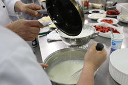Mousse allo yogurt con coulis di fragole 4