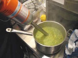 Vellutata di zucchine e porri con gamberoni arrostiti 5