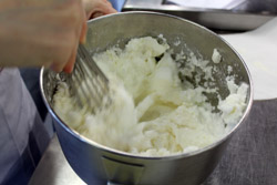 Tortino caldo con cuore fondente di pecorino, pere appassite, miele al timo 4
