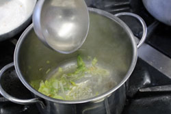 Minestra di riso con spinaci di montagna e speck 2