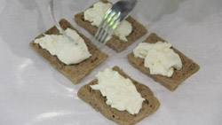 Crostino di pane nero, burrata, acciughe e arancia 4