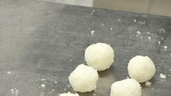 Praline di cocco su cialda croccante di sesamo 2
