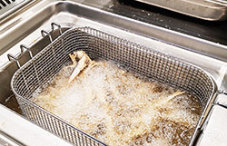 Sardine alla veneziana con cipolla di Tropea glassata su un nido di polenta bianca 5