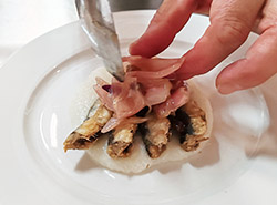 Sardine alla veneziana con cipolla di Tropea glassata su un nido di polenta bianca 7