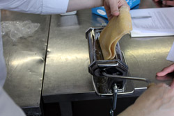 Ravioli ripieni di granchio e cipollotti, serviti con salsa stufata di patate 10