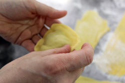 Ravioli ripieni di granchio e cipollotti, serviti con salsa stufata di patate 17