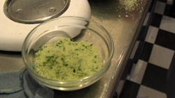Manzo marinato con misticanza, salsa di mandorle e schiuma darancia 1