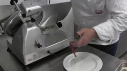 Manzo marinato con misticanza, salsa di mandorle e schiuma darancia 4